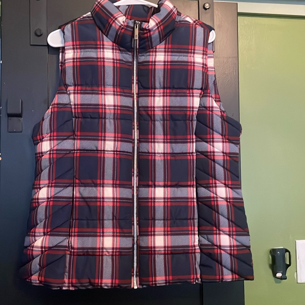 Super cute Tommy puffy vest. Perfect for spring/fall